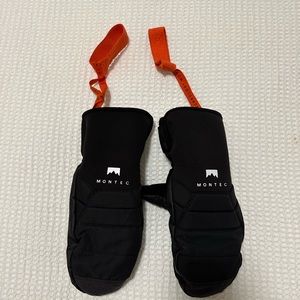 Montec Women's ski/snowboard mittens- Size Medium